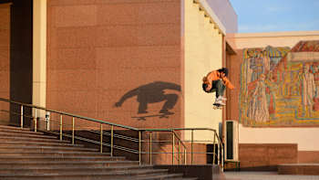 Un skater salta sobre una escalera durante el rodaje de Hotel Uzbekistán