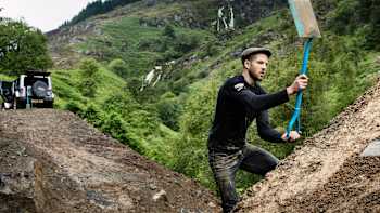 Dan Atherton shape une ligne de VTT.