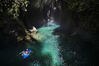Nouria Newman se repose après avoir pagayé en kayak dans la rivière de la Tree Trunk Gorge.