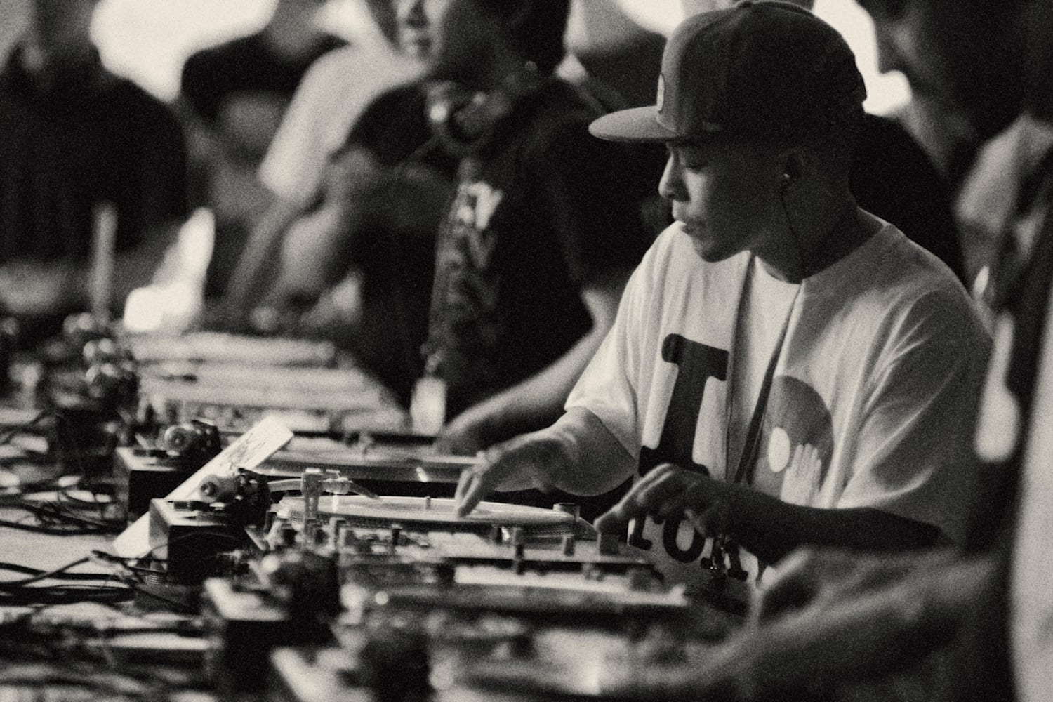 Watch 40 scratch DJs perform at the same time