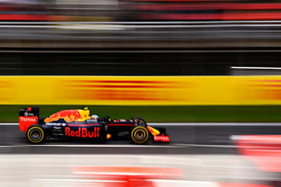Pilotul olandez Max Verstappen își face debutul pentru Red Bull Racing la Marele Premiu de Formula 1 al Spaniei de pe Circuit de Catalunya.