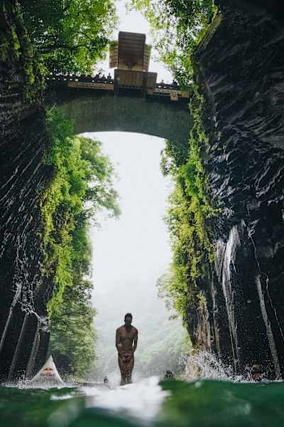 Aidan Heslop entre dans l'eau après un plongeon depuis la plateforme de 27 mètres lors de la quatrième étape des Red Bull Cliff Diving World Series 2023 à Takachiho, au Japon.