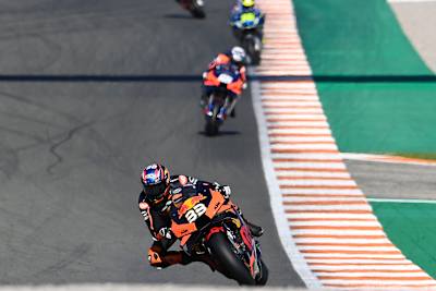 Le pilote Brad Binder roule sur le circuit du Grand Prix de MotoGP de Valence 2020 en Espagne.