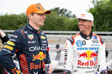 Max Verstappen y Mike Whiddett durante el rodaje de 'Mad Max', un cortometraje en el que Whiddett enseña a Verstappen a derrapar en su MADBUL Mazda RX7