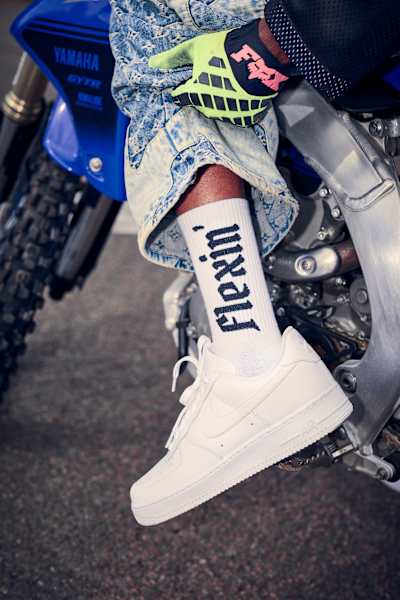 Griffe mode d’un ami, « ode à la liberté prônant le travail acharné pour atteindre cet idéal ».