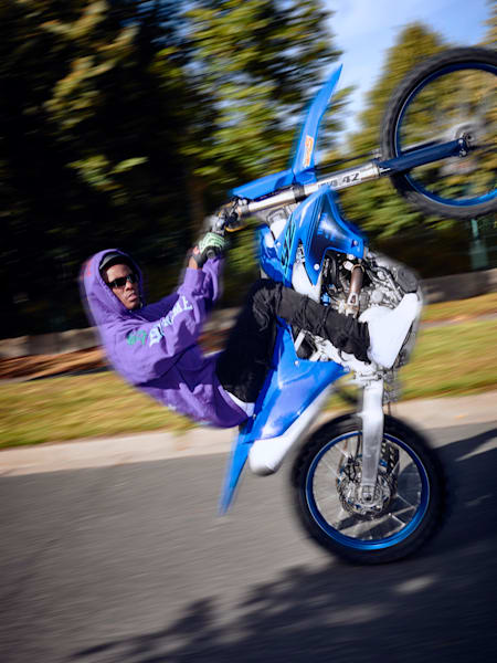 Les skills à motocross de Facene lui ont ouvert le monde du cinéma, entre autres.