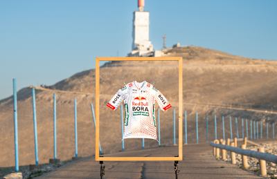 Le maillot de l’équipe Red Bull – BORA – hansgrohe, dévoilé sur les pentes du Mont Ventoux en amont du Tour de France 2025.