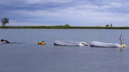 Jim Dreyer zieht ein Boot mit einer halben Tonne Ziegelsteine über den Lake St Clair.