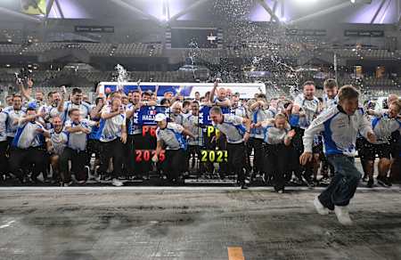 Команда Red Bull Racing святкує завершення сезону.