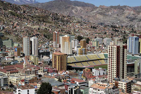 高地に位置するエスタディオ・エルナンド・シレス