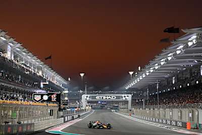 Max Verstappen akcióban a Yas Marina pályán