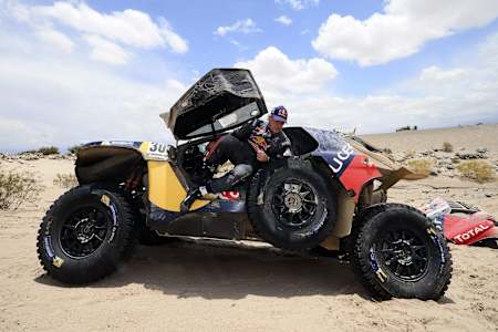 Sainz retired from the lead of Dakar 2016