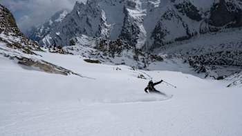 Jérémie Heitz skiing in Pakistan during filming of La Liste – Everything or Nothing.