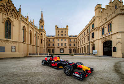L'Écossais David Coulthard passe en Formule 1 devant les chateaux de la République Tchèque à la Slovaquie.