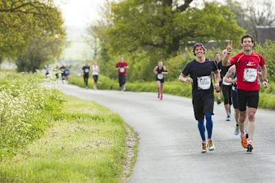 Jonny Walker y Mark Webber durante el Wings For Life World Run en Silverstone, Reino Unido.