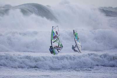 Dos windsurfistas se acercan a unas olas gigantescas durante la Red Bull Storm Chase.