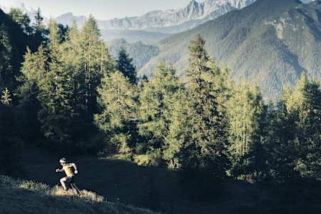 Флориан Нойшвандер бежит в гору в Австрии