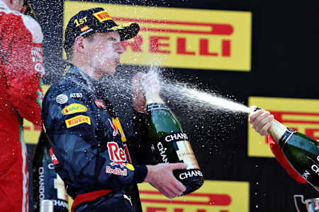 Max Verstappen célèbre sa première victoire en F1 sur le podium du Grand Prix d'Espagne. Il devient le plus jeune vainqueur d'un Grand Prix de F1.