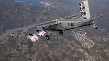 Les Soul Flyers on fait beaucoup de tentatives avant d'arriver à rentrer dans un avion en wingsuit.