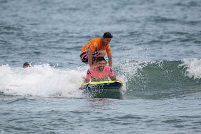 Tyler Stanaland et Kalani Robb surf à deux sur une planche au Red Bull Foam Wreckers à Long Beach Island, New Jersey, États-Unis, le 26 juin 2021.