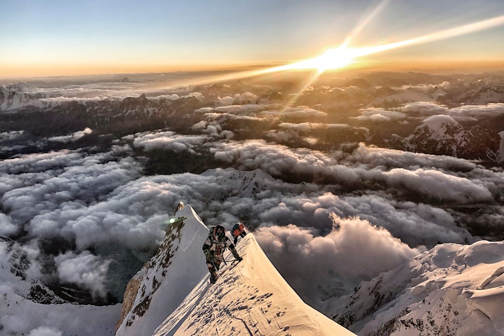 El montañero Nims Purja en la cumbre del Gasherbrum II, el 18 de julio de 2019.