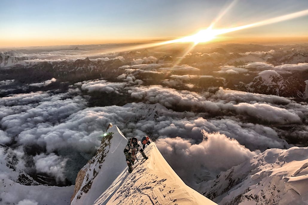 El montañero Nims Purja en la cumbre del Gasherbrum II, el 18 de julio de 2019.