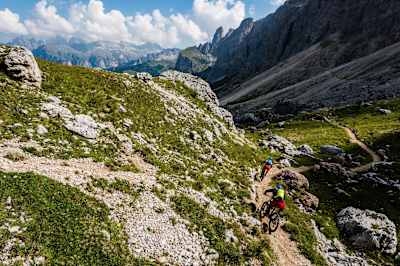 Des riders roulent en VTT sur sentier vers Val Gardena depuis Passo Sella dans la chaîne des Dolomites, en Italie.