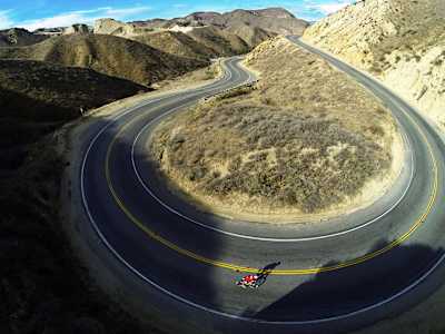 El triatleta profesional Jordan Rapp pedalea en una carretera solitaria en Grimes Canyon, California, en noviembre 2013.