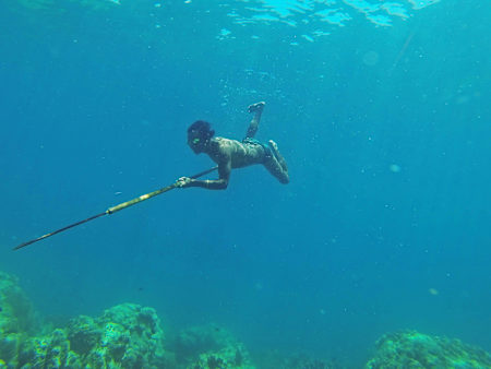 Un homme Moken fait de la pêche sous-marine