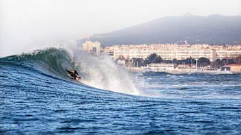 Session de surf sur la vague légendaire de Mar da Calha à 1.5 km de la côte de Lisbonne au Portugal.