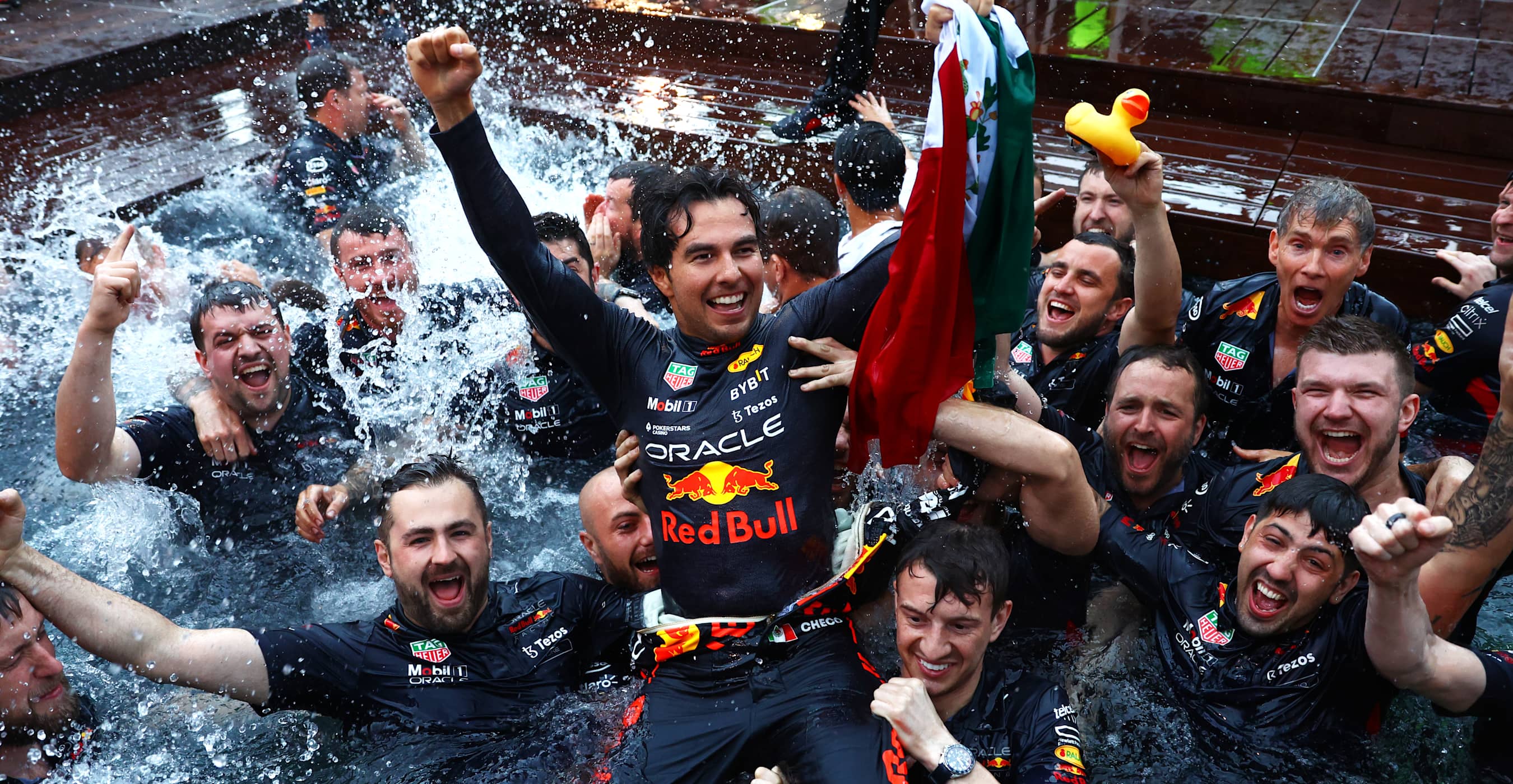Checo Pérez en la Alberca con el Equipo Red Bull luego de la Victoria en el Gran Premio de Mónaco 2022 Fórmula 1