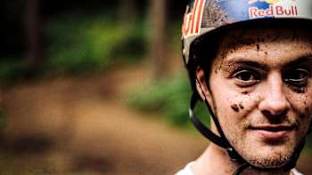 Matt Jones prend la pose sur le tournage de la vidéo de VTT Slopestyle Frames of Mind en Angleterre.