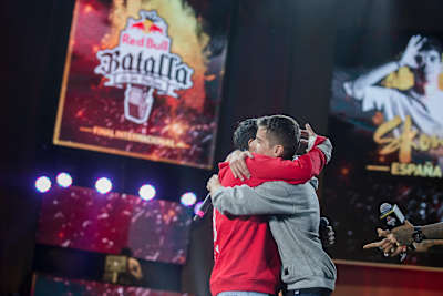 Jota y Skone se abrazan al terminar de batallar.