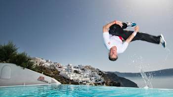 Ryan Doyle σε ένα front flip Ο Ryan Doyle κάνει ένα front flip πάνω απο την πισίνα, O Pavel "Pasha" Petkuns κάνει practice στην Οία, Σαντορίνη Σεπτέμβριος 2013