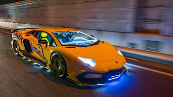 Lamborghini en Tokio lleno de luces de LED.