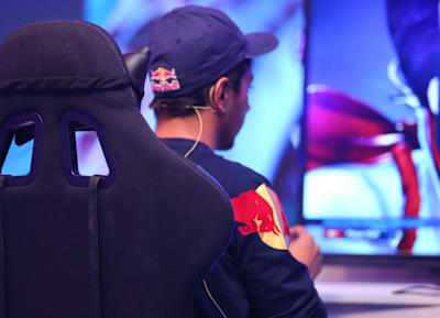 Arslan Ash playing Tekken at an esports tournament