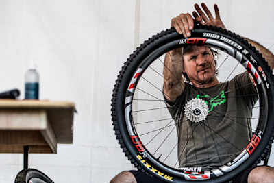 Doug Hatfield prepara la bici di Josh Bryceland