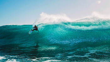Découvrez l’histoire du championnat du monde de surf sur la Gold Coast en Australie dans l'épisode 1 de la saison 3 de la série No Contest.