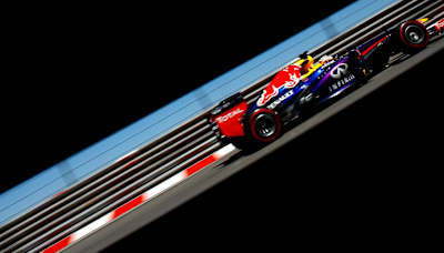 透过护栏:维特尔在摩纳哥 Sebastian Vettel of Germany and Infiniti Red Bull Racing drives during practice for the Formula One Grand Prix of Monaco