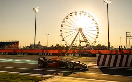 Le soleil se couche sur le circuit du Grand Prix de Bahreïn de Formule 1, le 2 mars 2024.