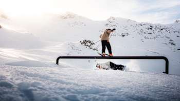 Jules Charraud ride à Serre Chevallier lors du tournage de Winter Holidays.