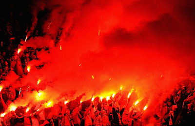 発煙筒を掲げるガラタサライのファン