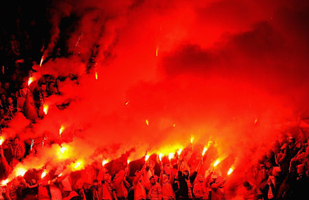 発煙筒を掲げるガラタサライのファン