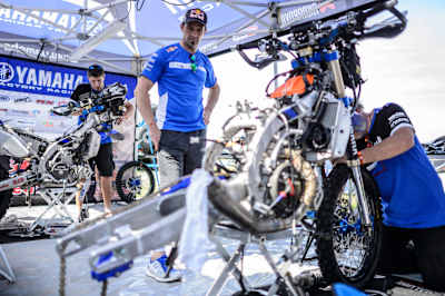 Cyril Despres schaut bei der Dakar 2014 das die Mechaniker seine Yamaha wieder richtig in Schuss bringen