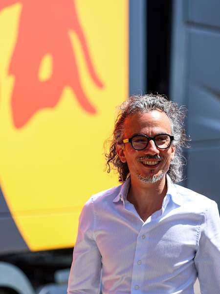 Laurent Mekies, 2025 sezonunda Silverstone pistinde Oracle Red Bull Racing ile ilk gününde görülüyor.