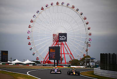 Yuki Tsunoda en Sergio Perez tijdens de training voor de F1 Grand Prix van Japan op Suzuka International Racing Course op 5 april 2024.