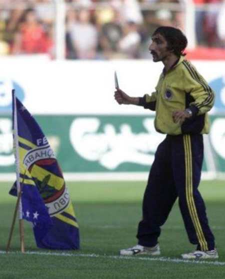 Com uma faca na mão, Okan Guler causou pânico no estádio do Galatasaray