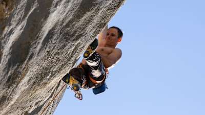 Jérémy Bonder, champion d’escalade, lors de sa tentative sur Super Crackinette, voie classée 9a+.