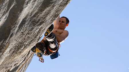 Jérémy Bonder, champion d’escalade, lors de sa tentative sur Super Crackinette, voie classée 9a+.