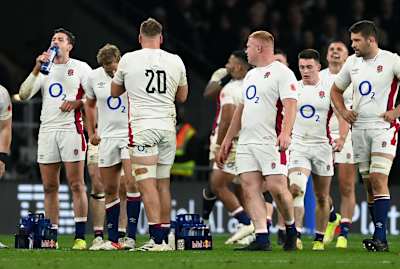L'équipe d'Angleterre de rugby lors d'un arrêt de jeu.